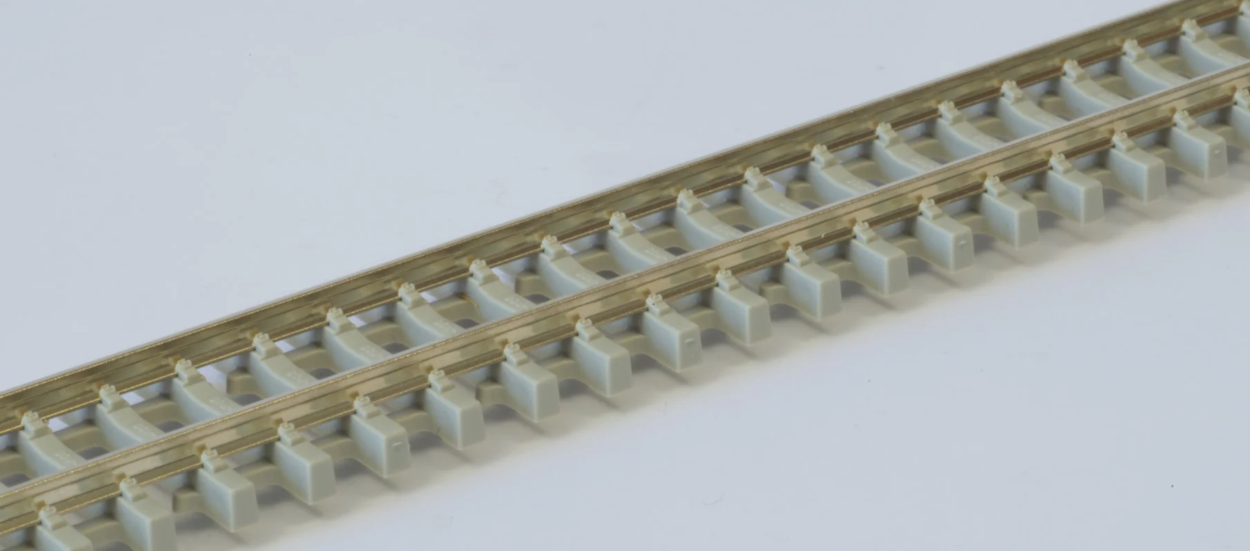 SL303 SL303 25 Yards Code 80 Streamline Nickel Silver Flexible Track with Concrete Sleepers (25 Pieces Boxed)