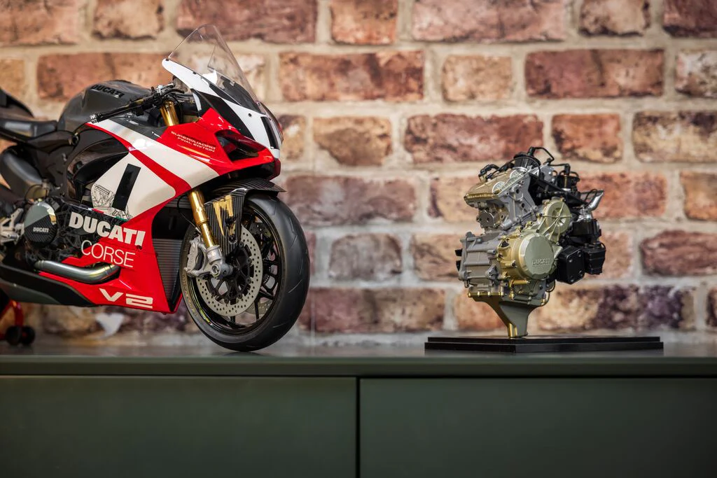 HKM124 Ducati Superquadro - V2 Engine 1:4 Scale Model Kit - Image 5
