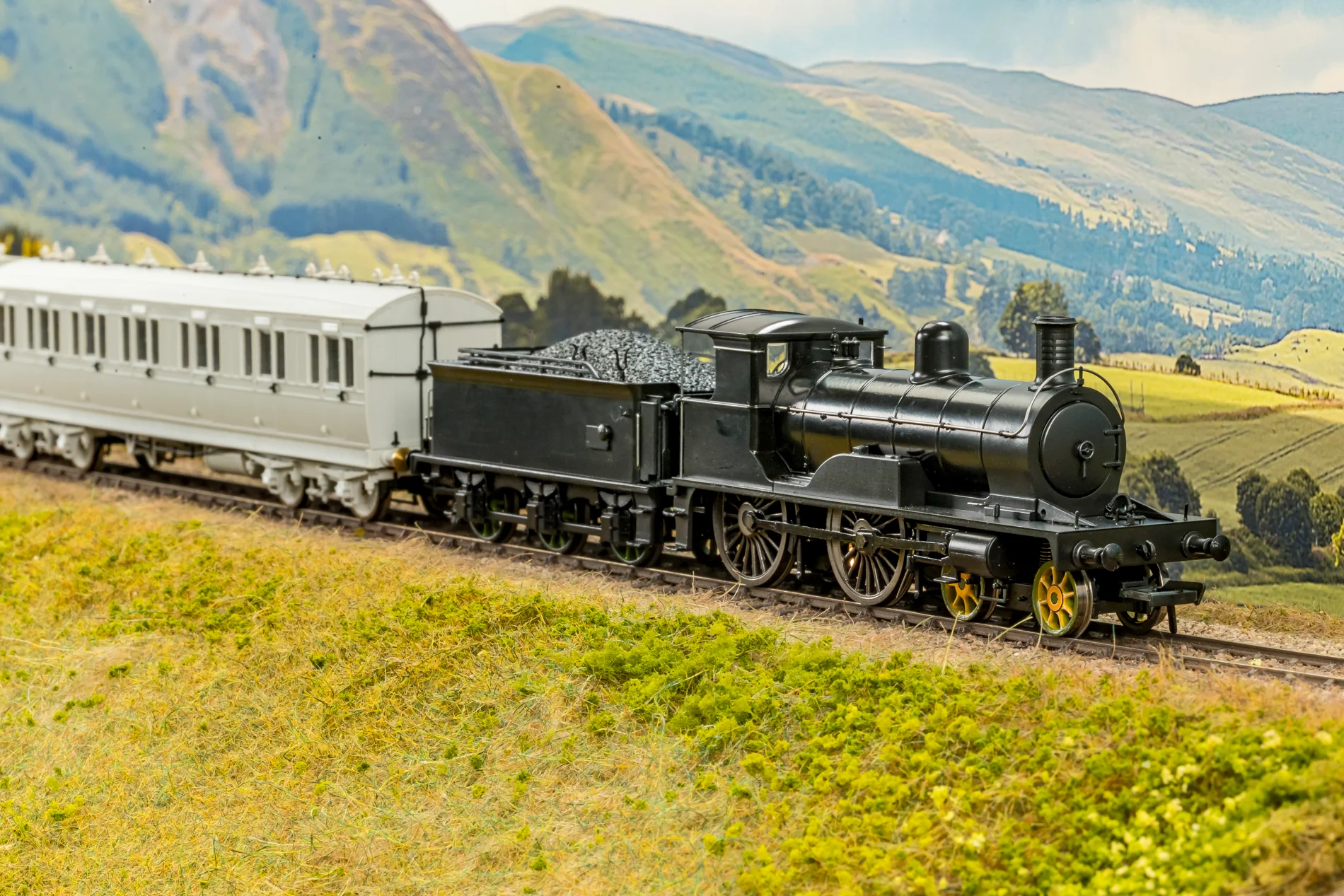 811007 Highland Railway Loch Class 4-4-0 No.14384 'Loch Laggan' LMS Lined Black Steam Locomotive - Image 9