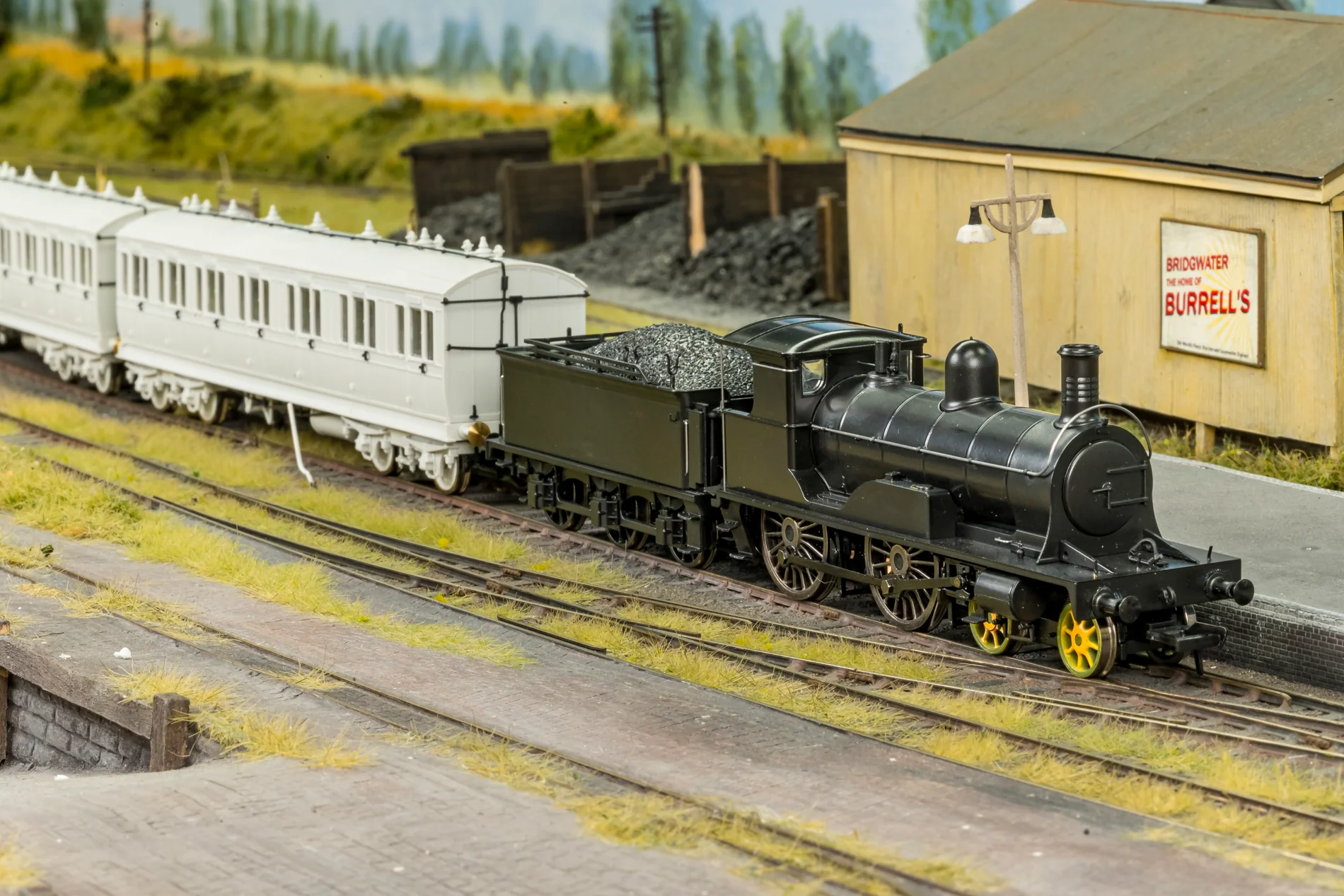 811508 Highland Railway Loch Class 4-4-0 No.150 'Loch Eye' HR Yellow Steam Locomotive - DCC Sound - Image 6