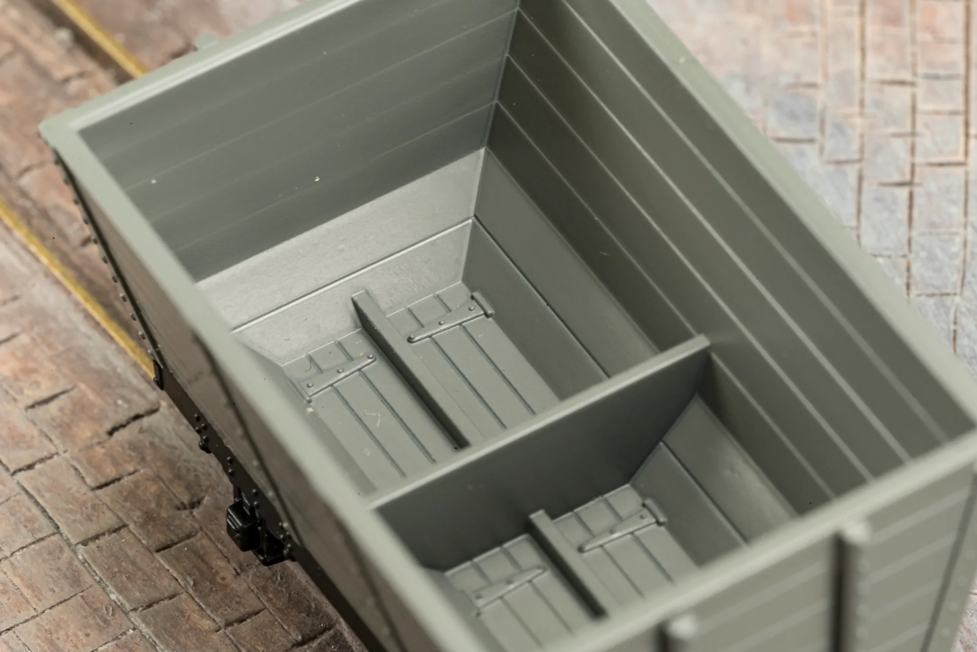 833004 Wooden Hopper - Plain Dark Grey No. 18 - Image 3