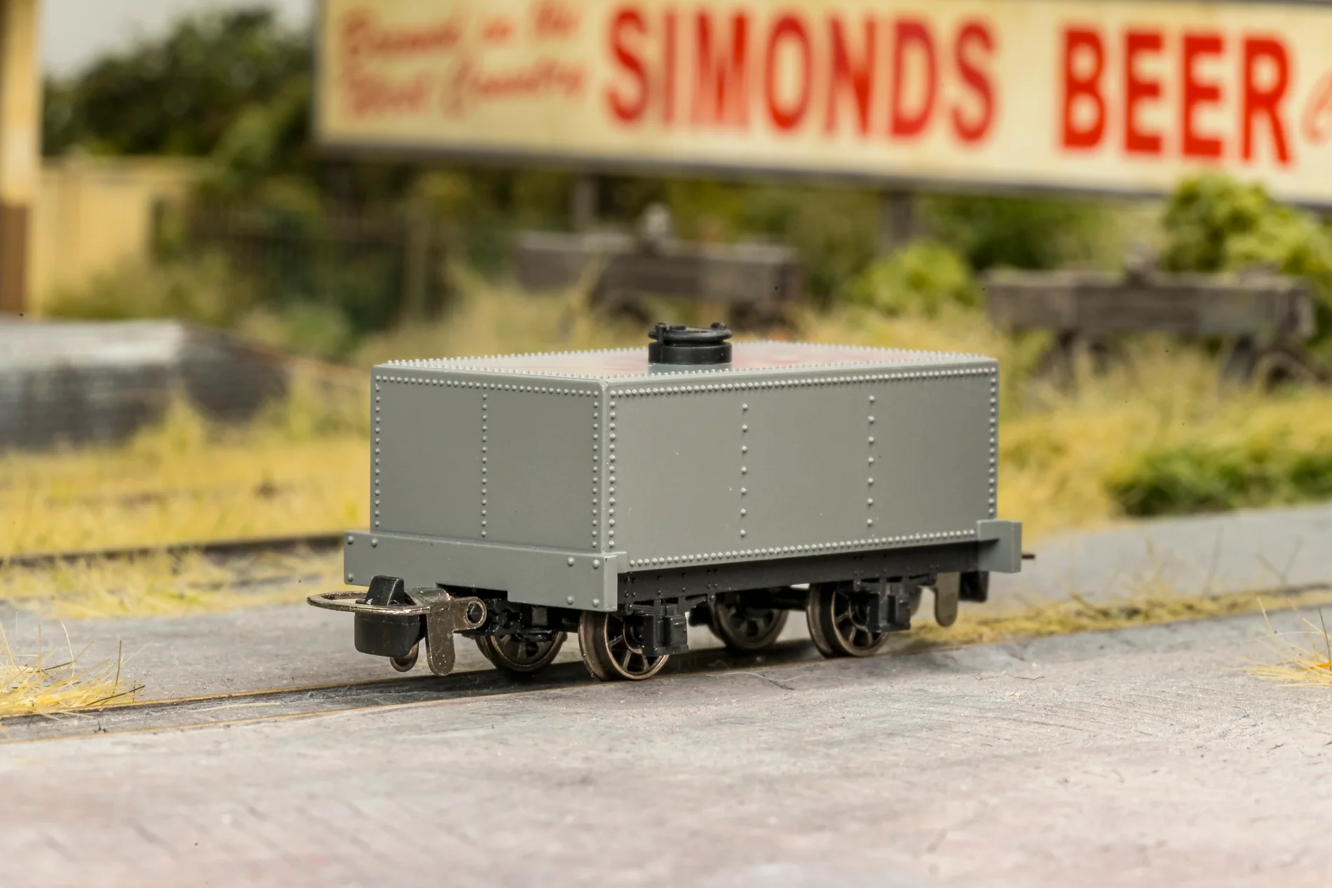 833104 Rectangular Tank - Red 'FUEL' No. 27 - Image 3