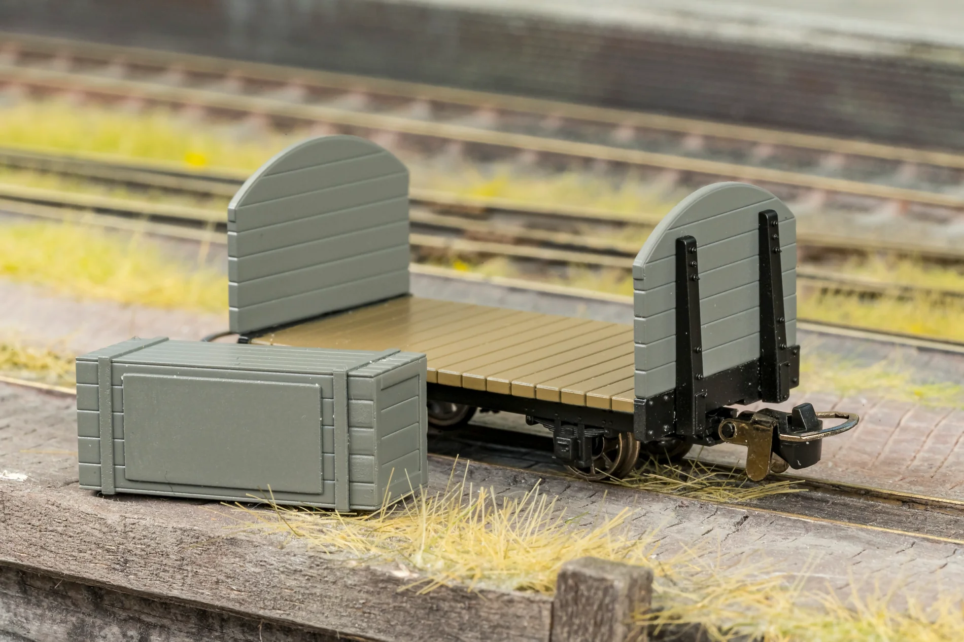 833205 Round Ended Flat - Plain Green No. 22 (with removable crate) - Image 3