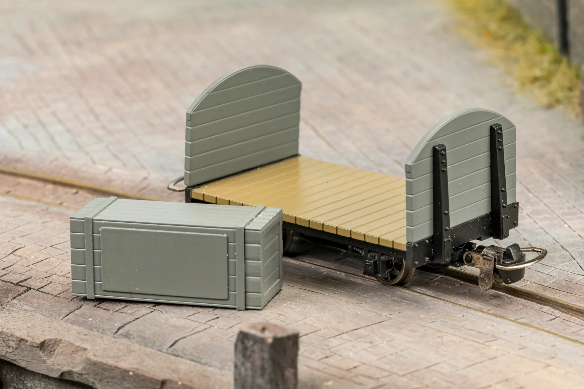 833207 Round Ended Flat - Plain Red No. 6 (with removable crate) - Image 2