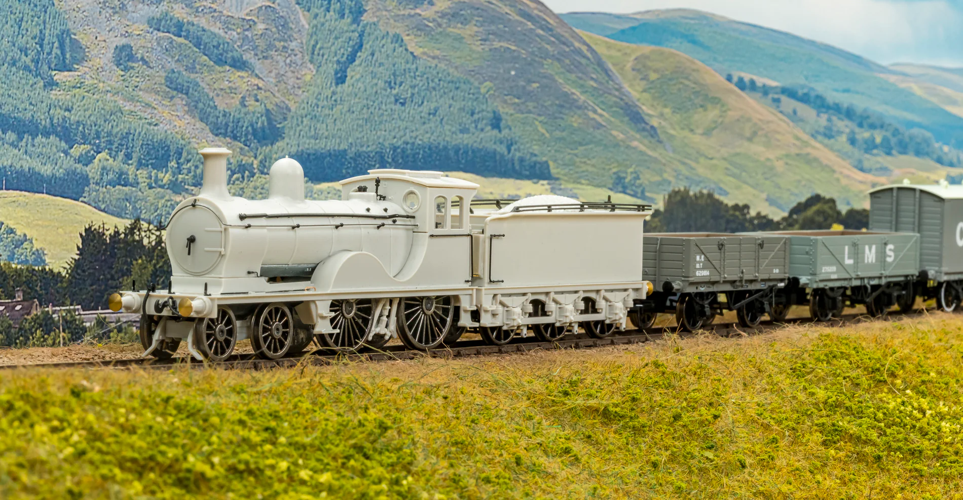 959508 LNER D40 Class 4-4-0 No.6915 - LNER Unlined Black Steam Locomotive - DCC Sound - Image 8