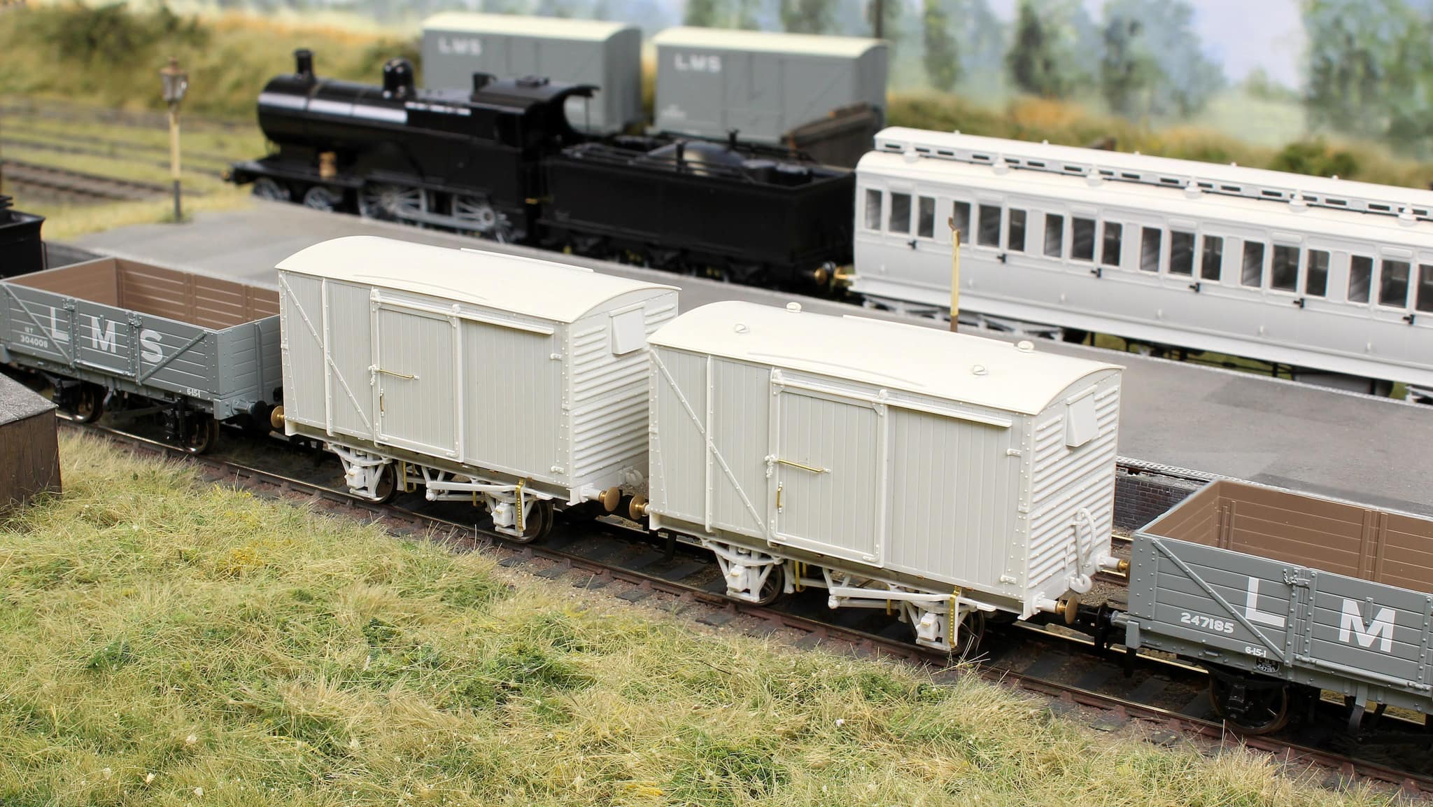 970111 12 Ton LMS D1832A Van - BR Departmental No.DM179979 - Image 3