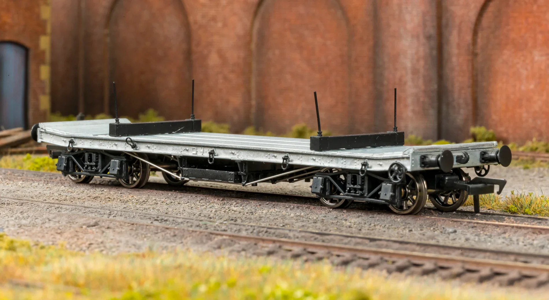 985012 WD 35T Rectank No.702 LMS Grey (Girder Load on Bolsters) - Image 3