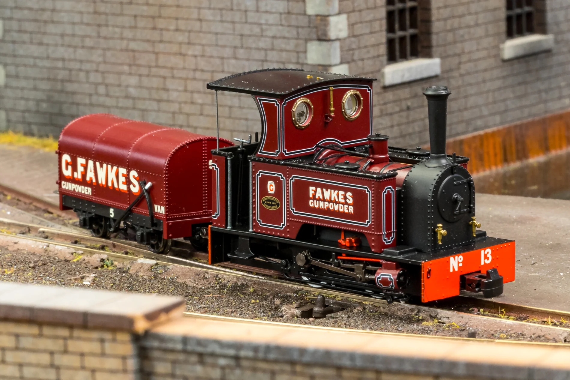 986005 Sirdar Class 0-4-0 Kerr, Stuart & Co. Long-Tank Lined Burnt Orange Steam Locomotive