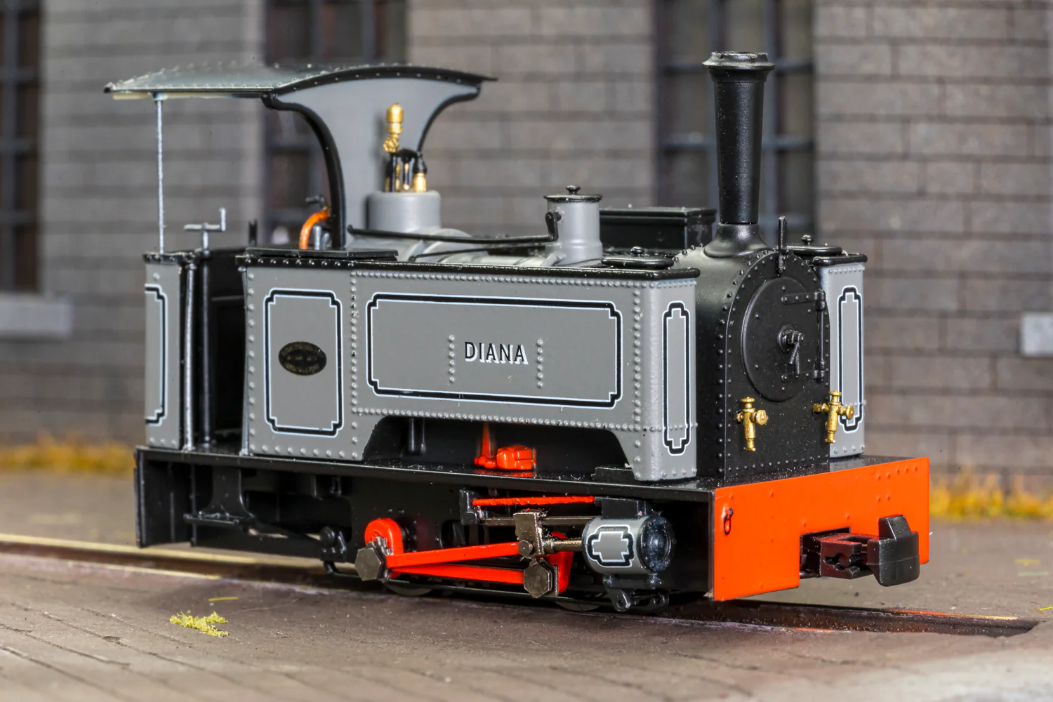 986501 Sirdar Class 0-4-0 Kerr, Stuart & Co. Long-Tank 'Diana’ Lined Grey (As Preserved) Steam Locomotive - DCC Fitted - Image 2