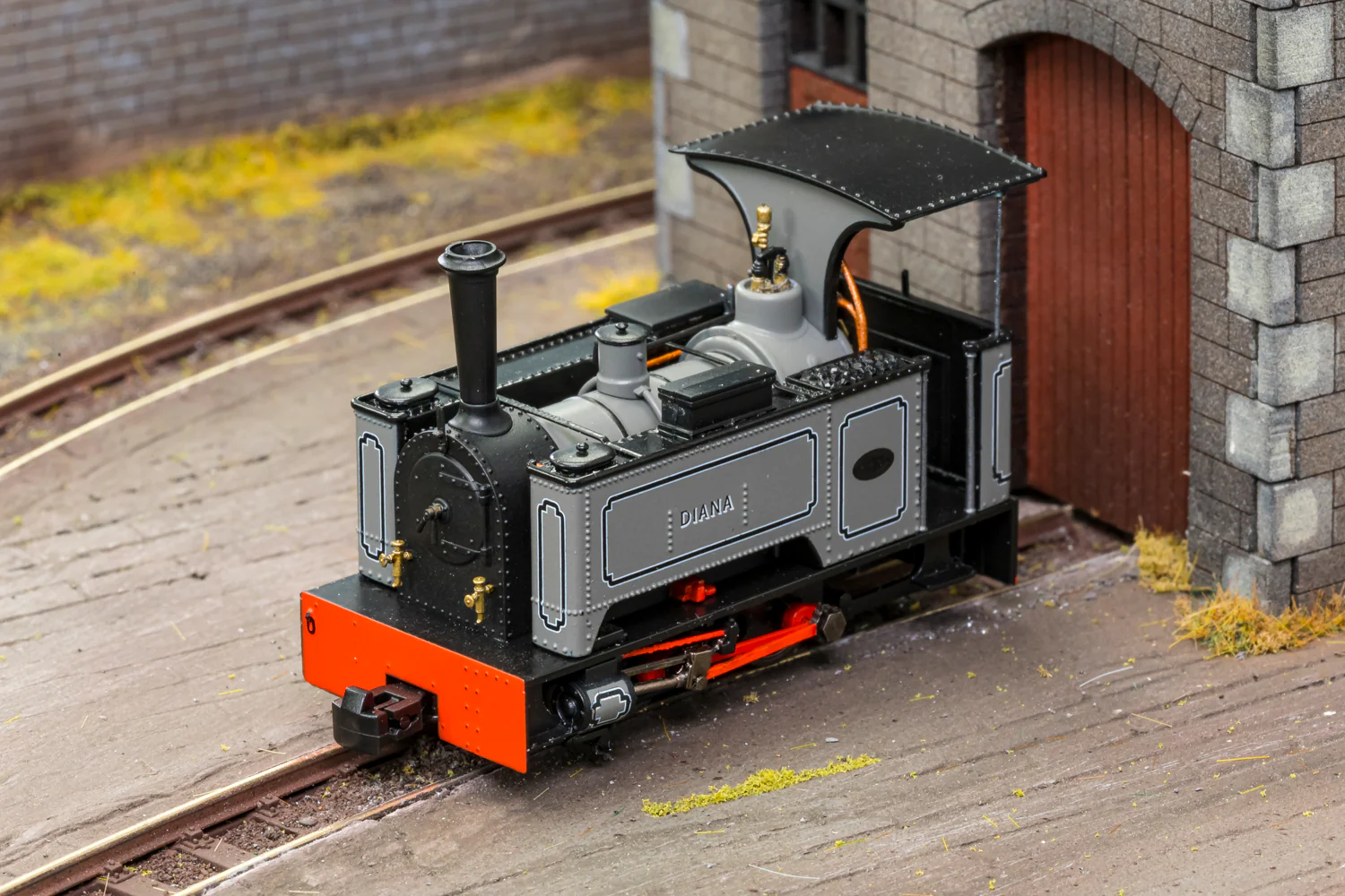 986501 Sirdar Class 0-4-0 Kerr, Stuart & Co. Long-Tank 'Diana’ Lined Grey (As Preserved) Steam Locomotive - DCC Fitted - Image 3