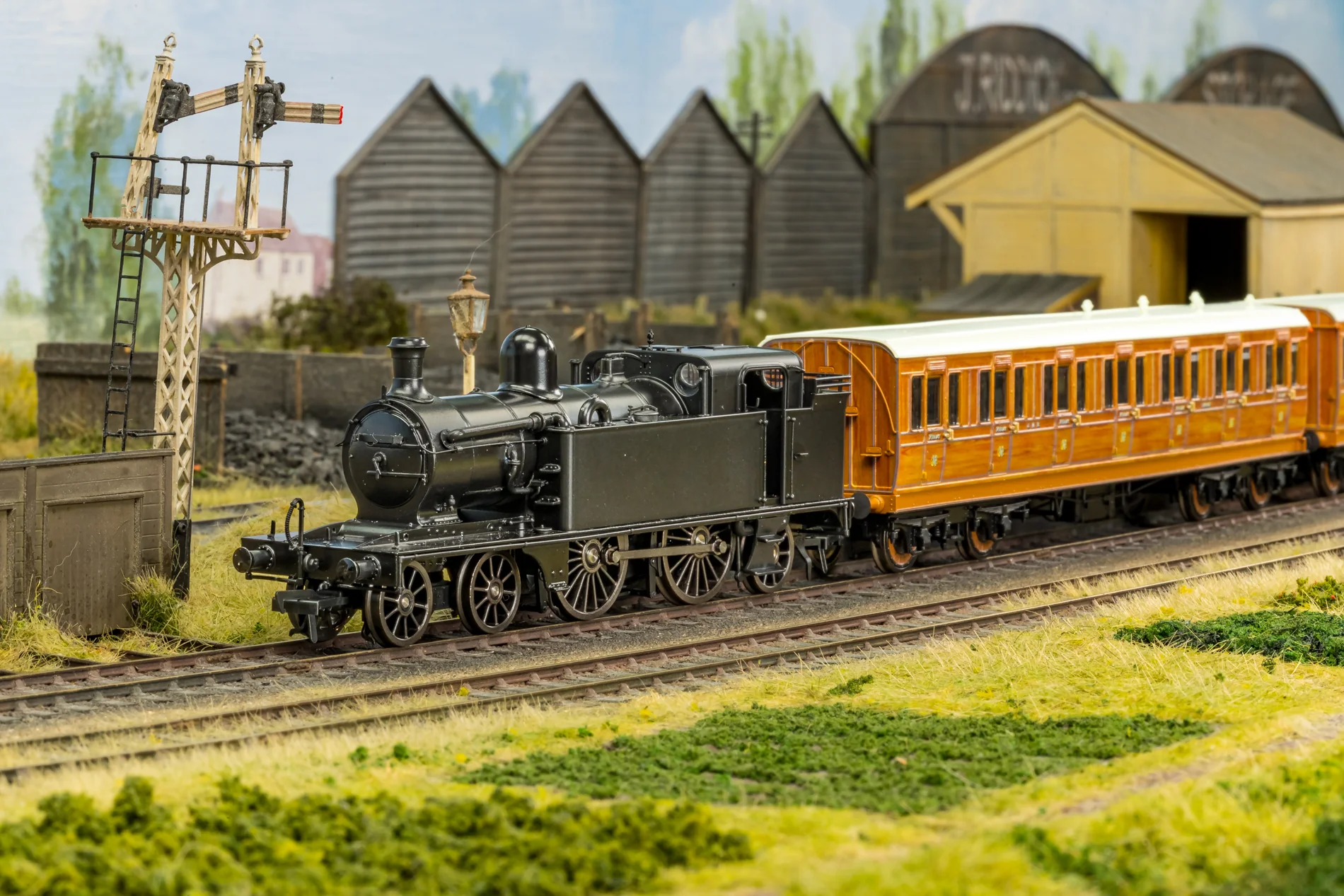 989002 GNR C2 Tank No.1528 GNR Lined Green Steam Locomotive - Image 4