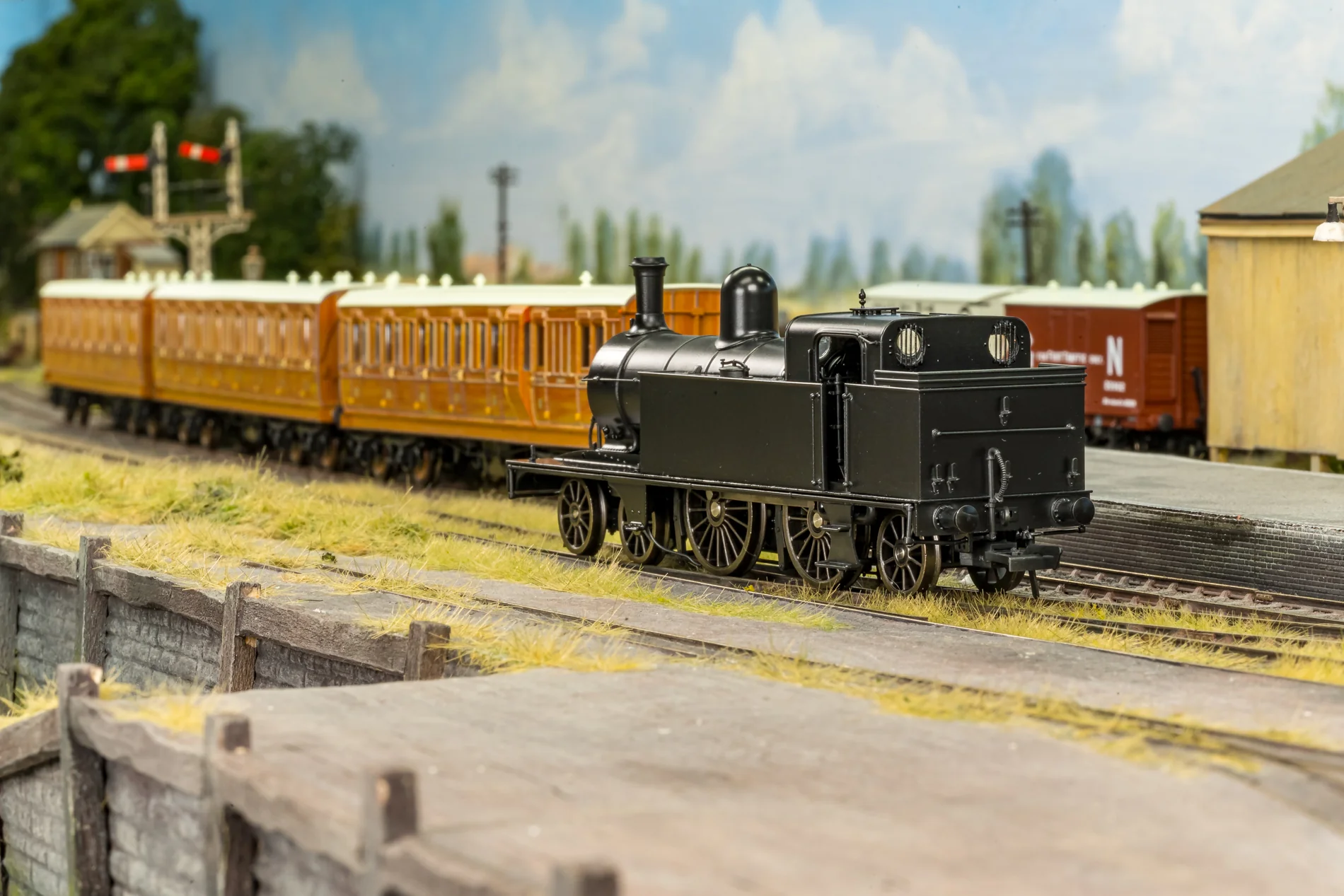 989005 LNER C12 Tank No.1519 L&NER Lined Black Steam Locomotive - Image 2