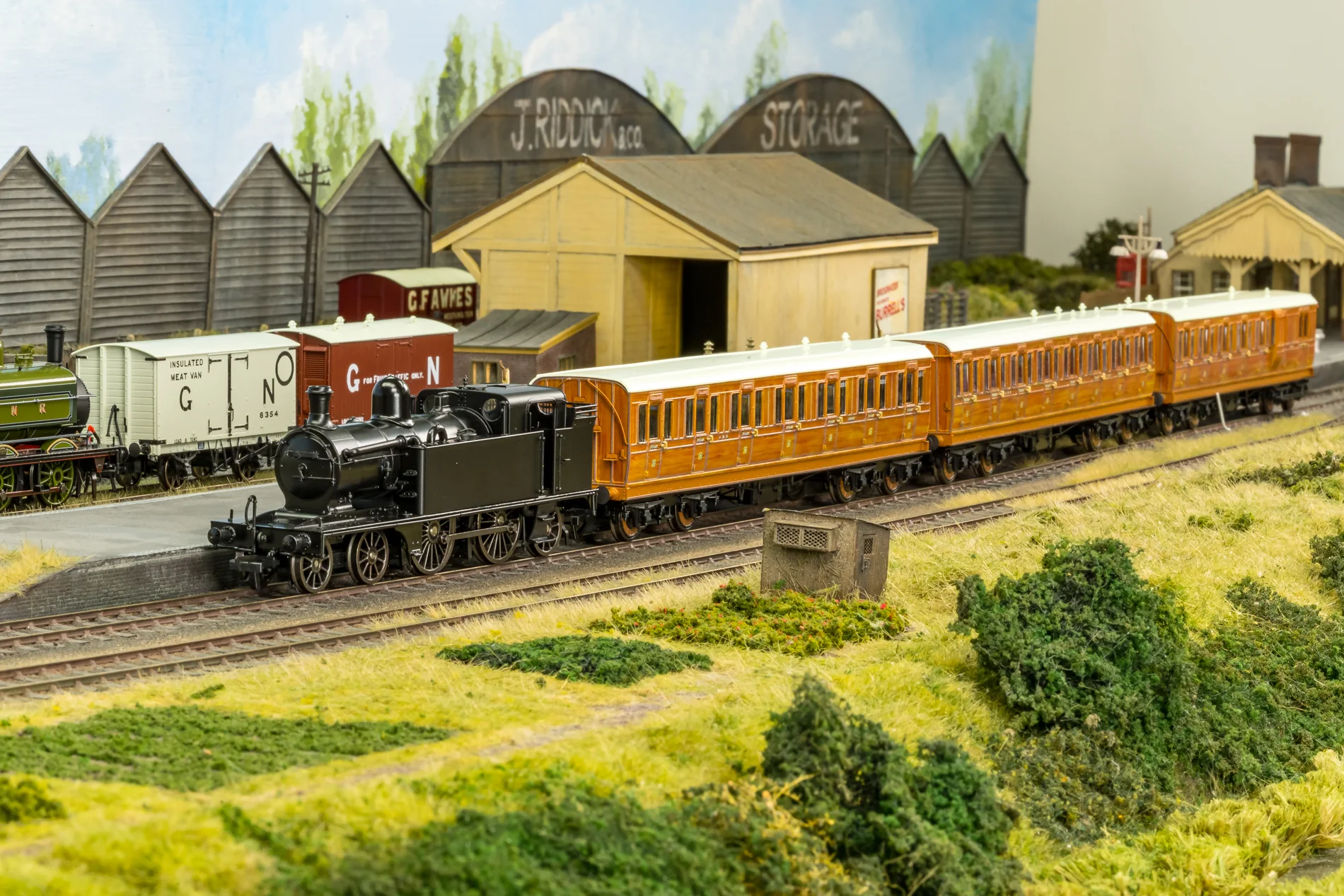 989508 LNER C12 Tank No.4010 LNER Wartime Black Steam Locomotive - DCC Sound - Image 6