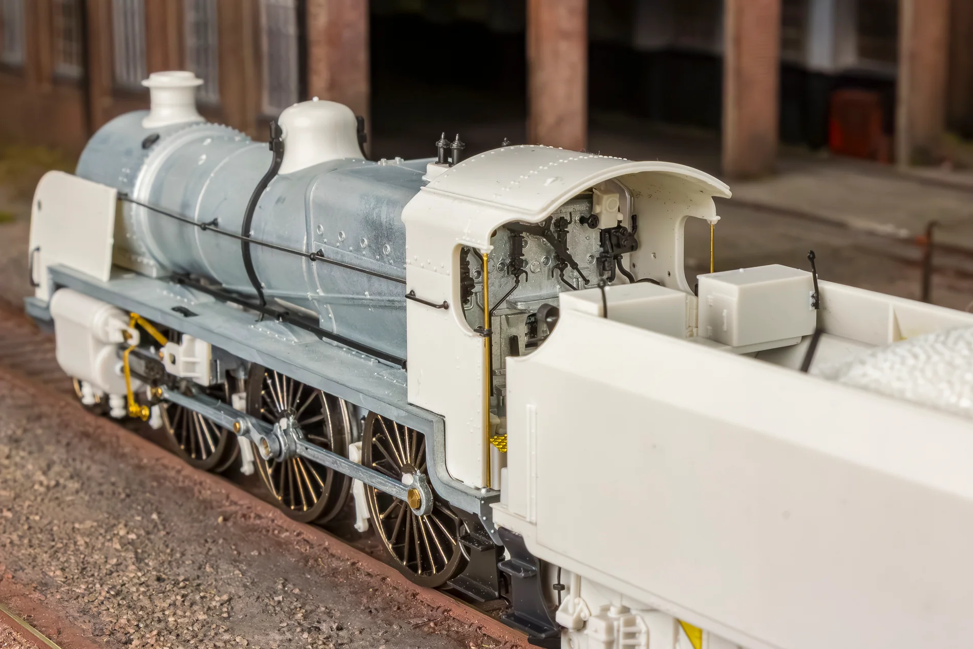 992007 SR U Class 2-6-0 No.31631 - BR Lined Black Early Crest Steam Locomotive - Image 4