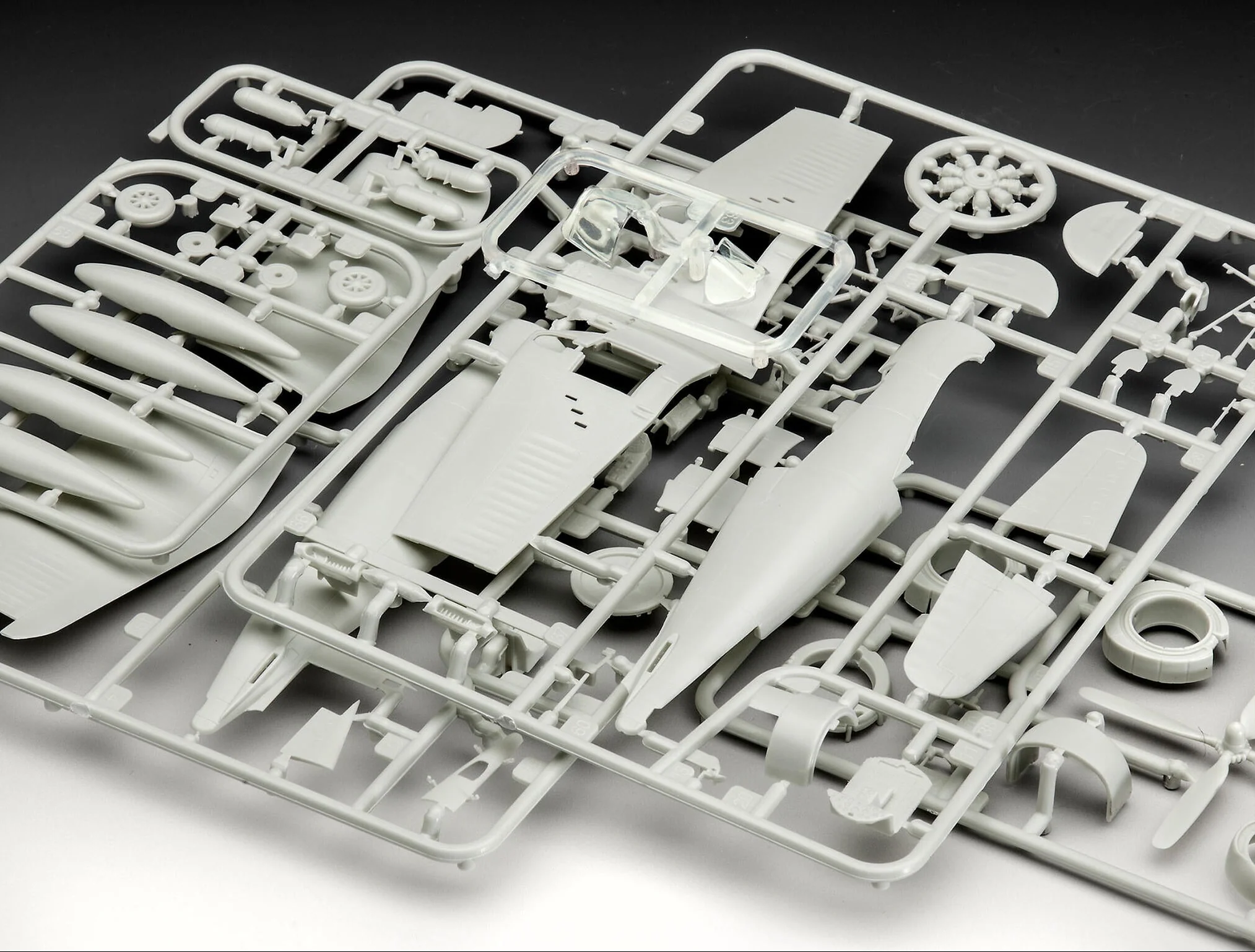 03955 F4U-4 Corsair Model Kit - Image 6