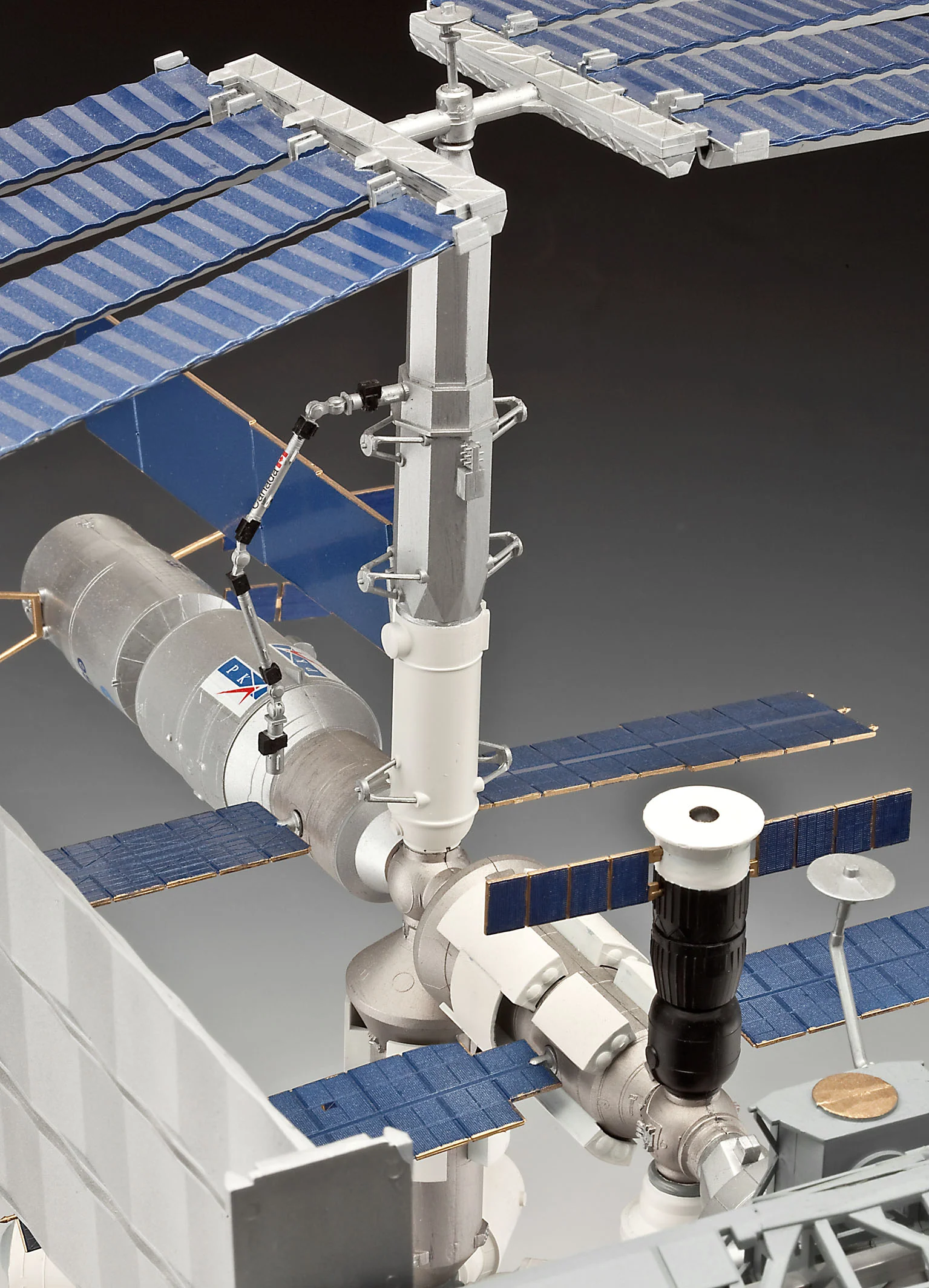 05651 ISS 25th Anniversary Platinum Edition (1:144) Model Kit - Image 4
