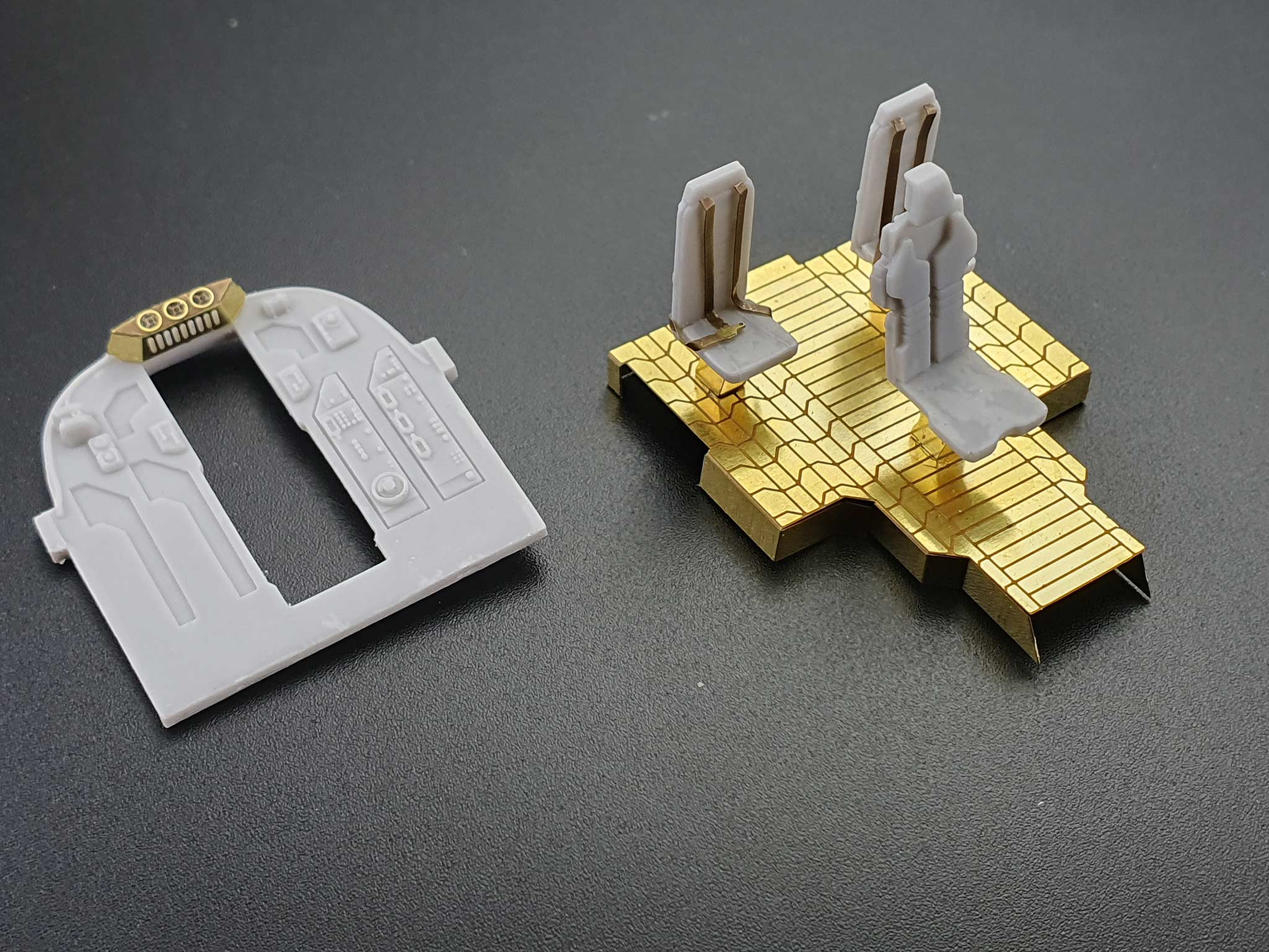 06788 Star Wars The Mandalorian Razor Crest Platinum Edition (1:72) Model Kit - Image 6