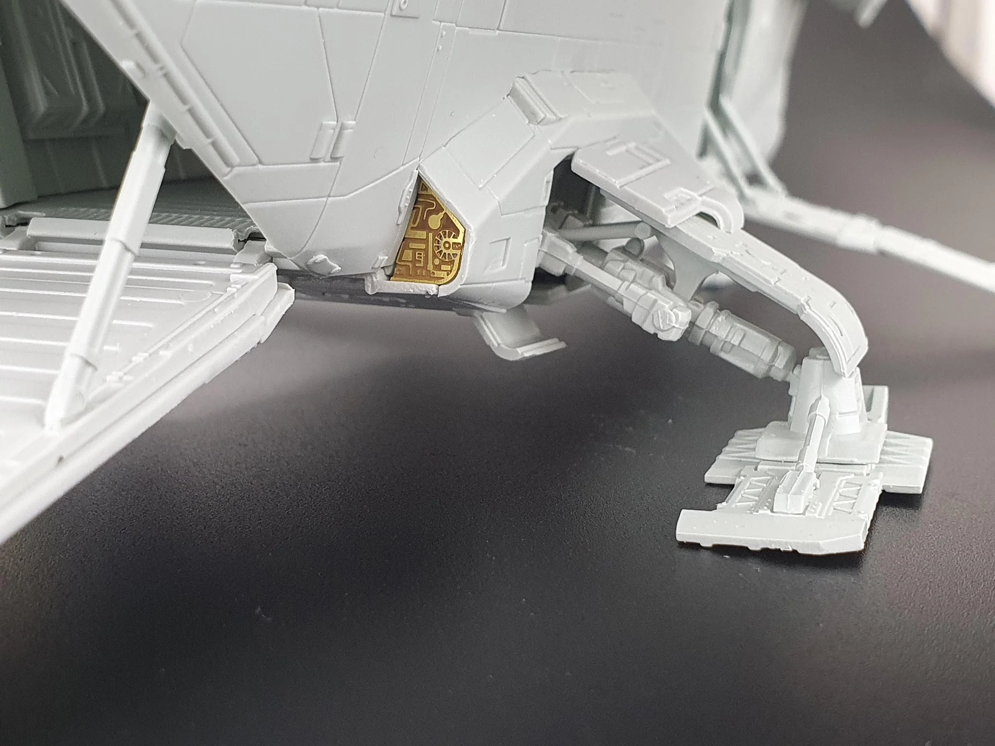 06788 Star Wars The Mandalorian Razor Crest Platinum Edition (1:72) Model Kit - Image 8