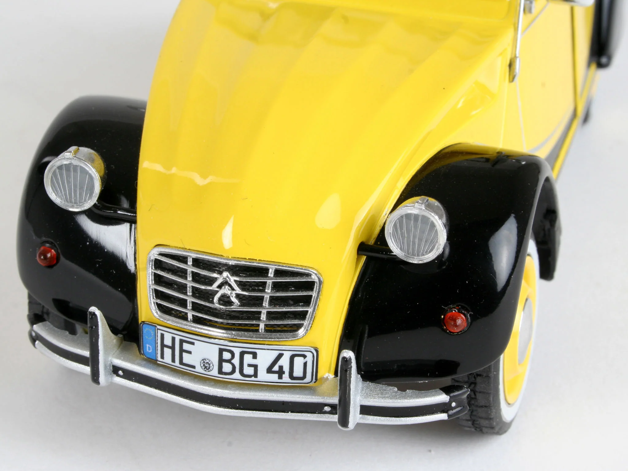 07095 Citroen 2CV Charleston (1:24 Scale) Model Kit - Image 2