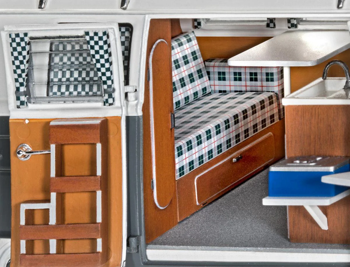 07674 VW T1 Camper (1:24 Scale) Model Kit - Image 4