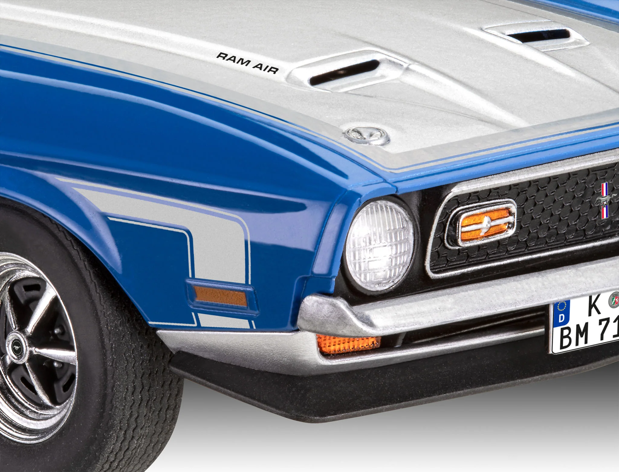 07699 71 Ford Mustang Boss 351 (1:25 Scale) Model Kit - Image 3