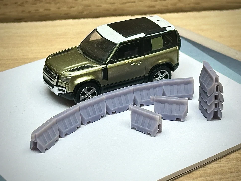 RRM014 OO Gauge Traffic/Road Barriers (Pack of 12) - Unpainted - Image 2