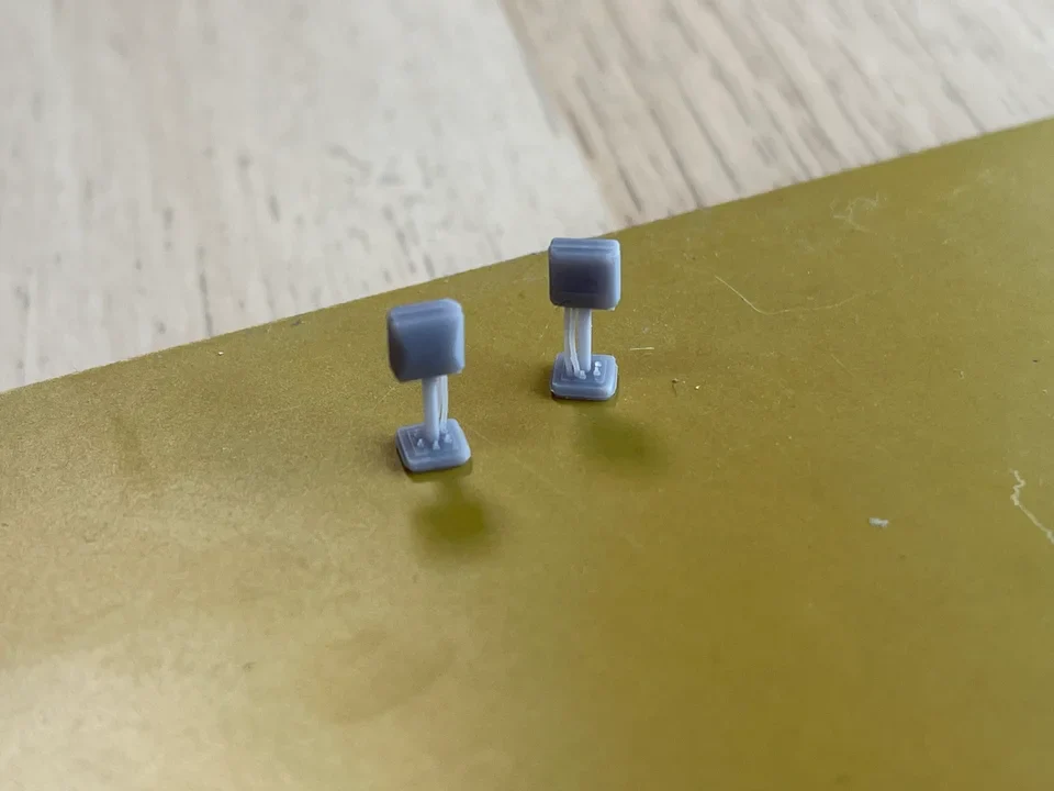 RRM020 OO Gauge Thales Axel Counters (Pack of 10) - Unpainted - Image 2