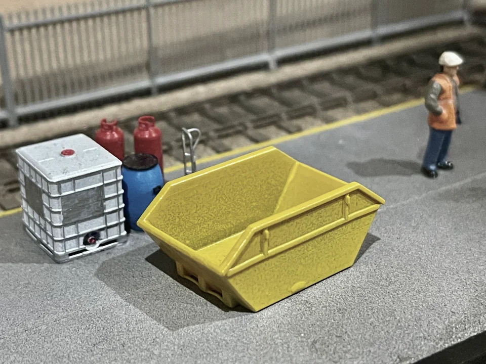 RRM027 N Gauge Small Skips (Pack of 4) - Unpainted Model Kit - Image 2