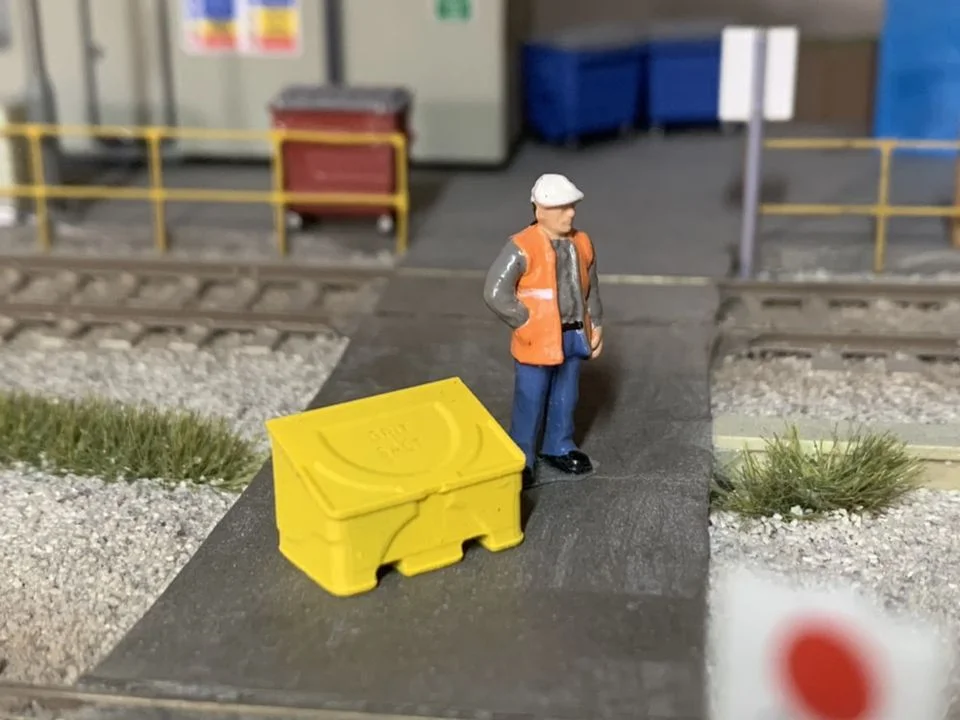 RRM031 OO Gauge Salt and Grit Bins (Pack of 4) - Unpainted - Image 2