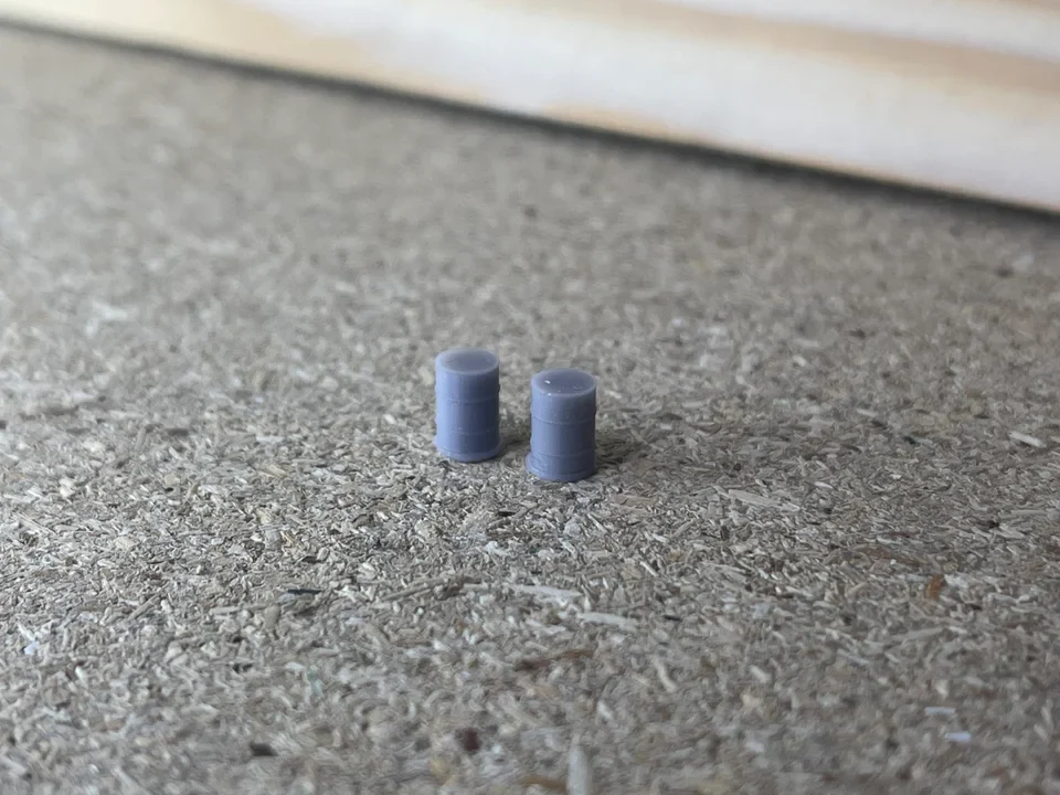 RRM048 N Gauge Oil Drums (Pack of 20) - Unpainted Model Kit - Image 2