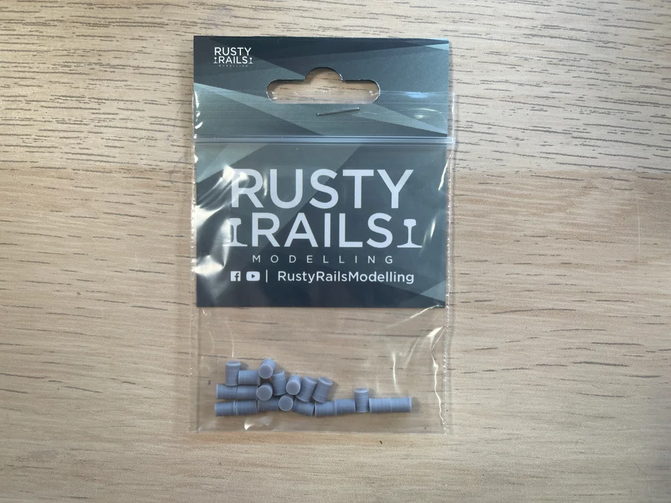 RRM048 N Gauge Oil Drums (Pack of 20) - Unpainted Model Kit - Image 3