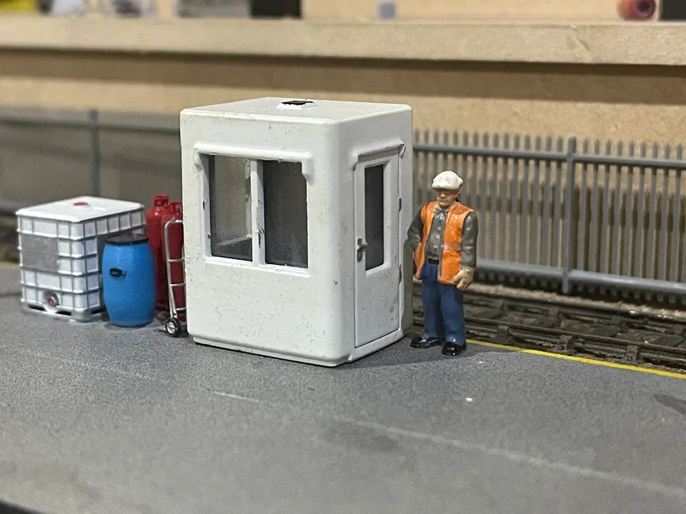 RRM067 OO Gauge Kiosk (Single Pack) - Unpainted - Image 3