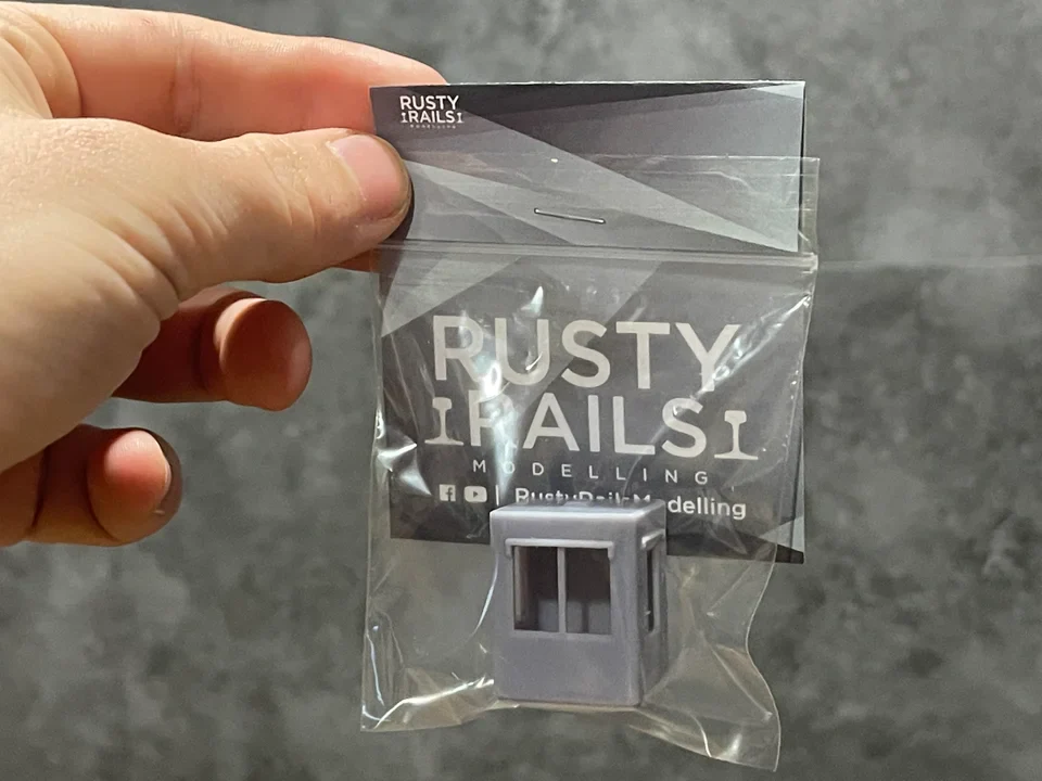 RRM067 OO Gauge Kiosk (Single Pack) - Unpainted - Image 5