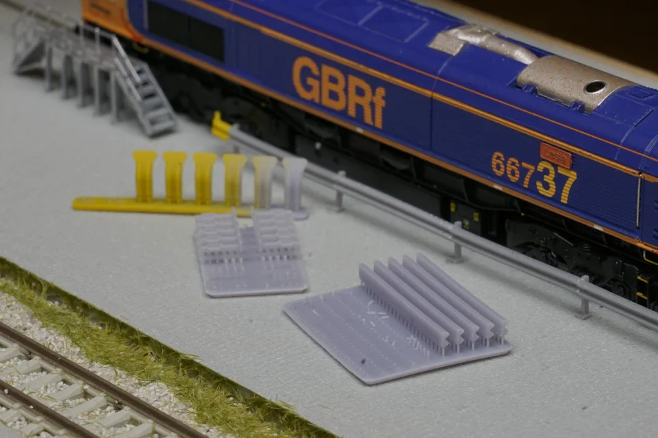 RRM135 N Gauge Crash Barriers (28cm) (Single Pack) - Unpainted Model Kit - Image 2