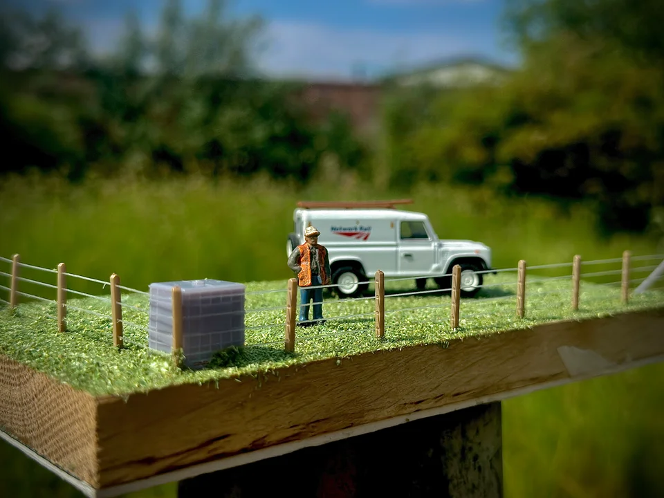 RRM137 OO Gauge Wire Fence Posts (Single Pack) - Unpainted Model Kit - Image 3