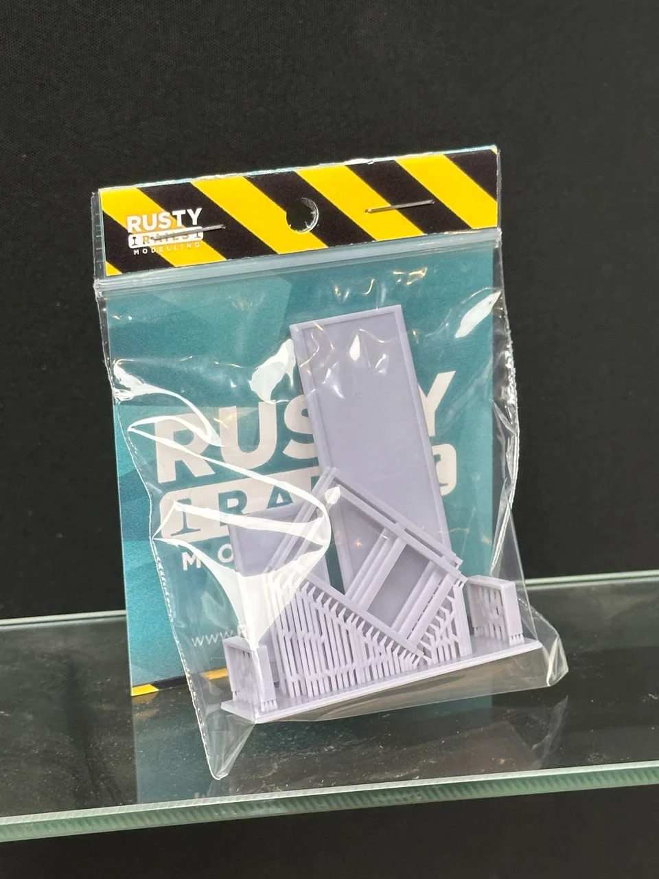 RRM169 OO Gauge Bus Stop (Single Pack) - Unpainted Model Kit - Image 3