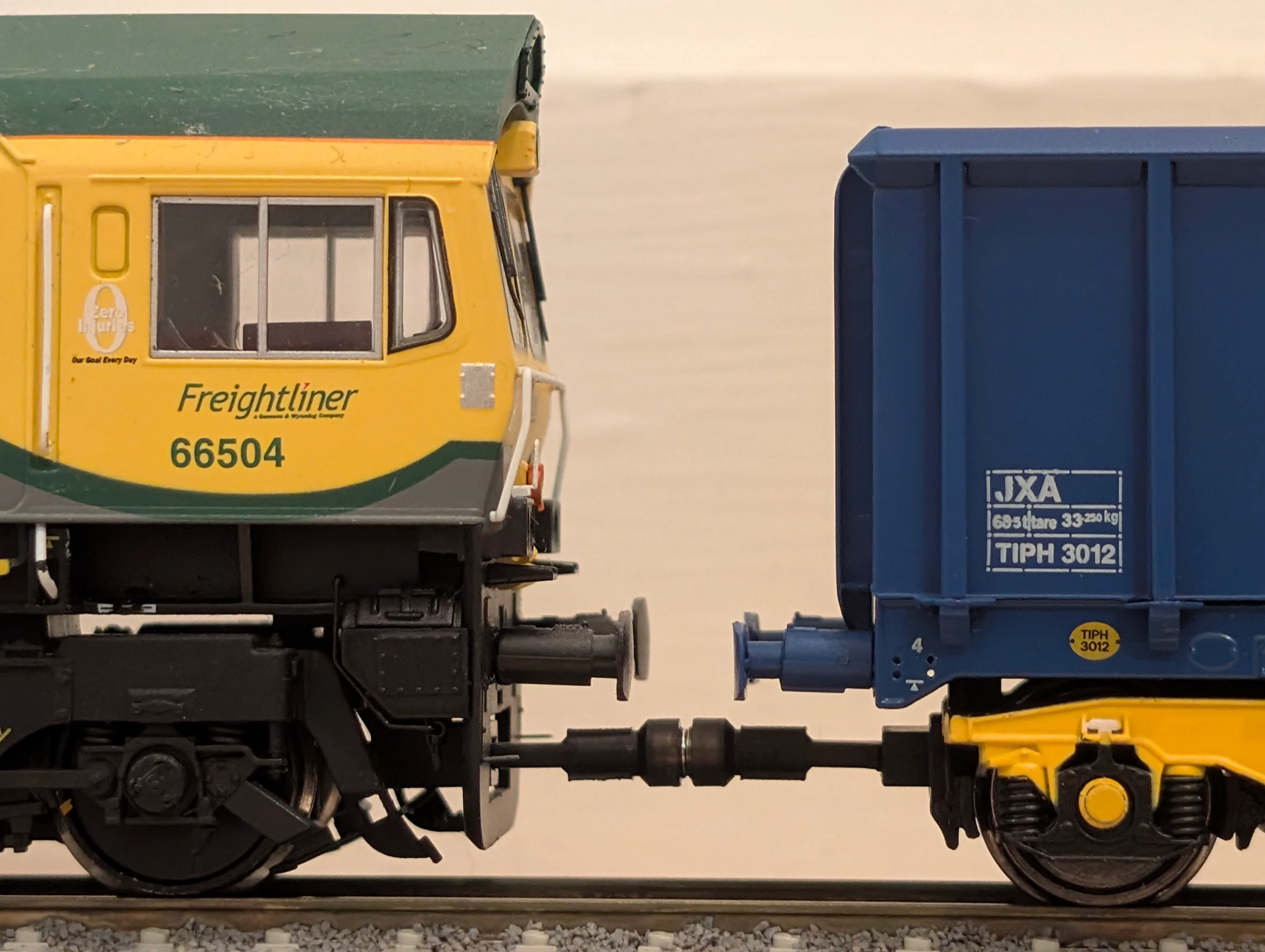 RRM180 OO Gauge Magnetic Couplings - 10mm Drawbar (14 Pack) - Image 13