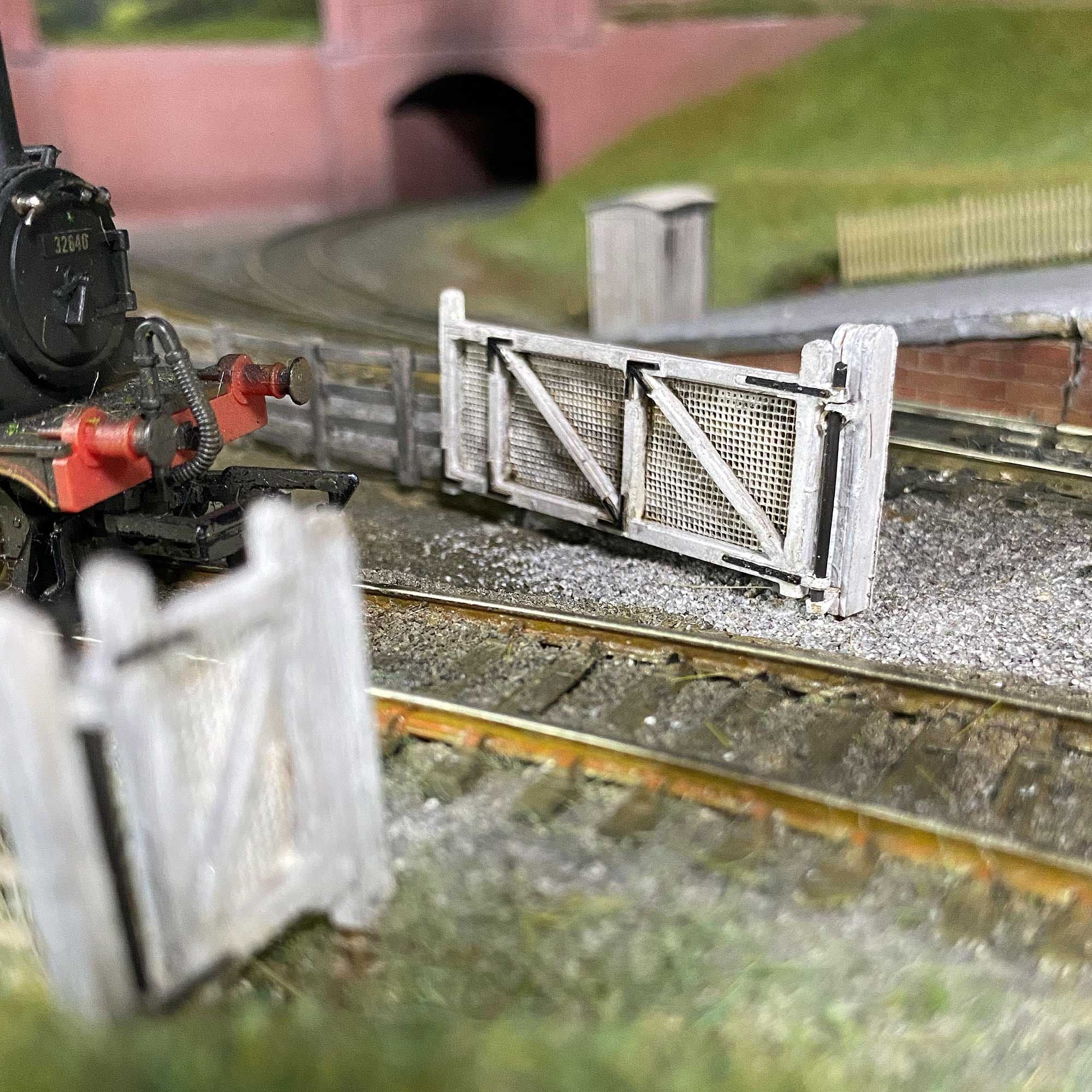 LX484 Crossing/Yard Gates (NYMR/Goathland Style) Model Kit - Image 3