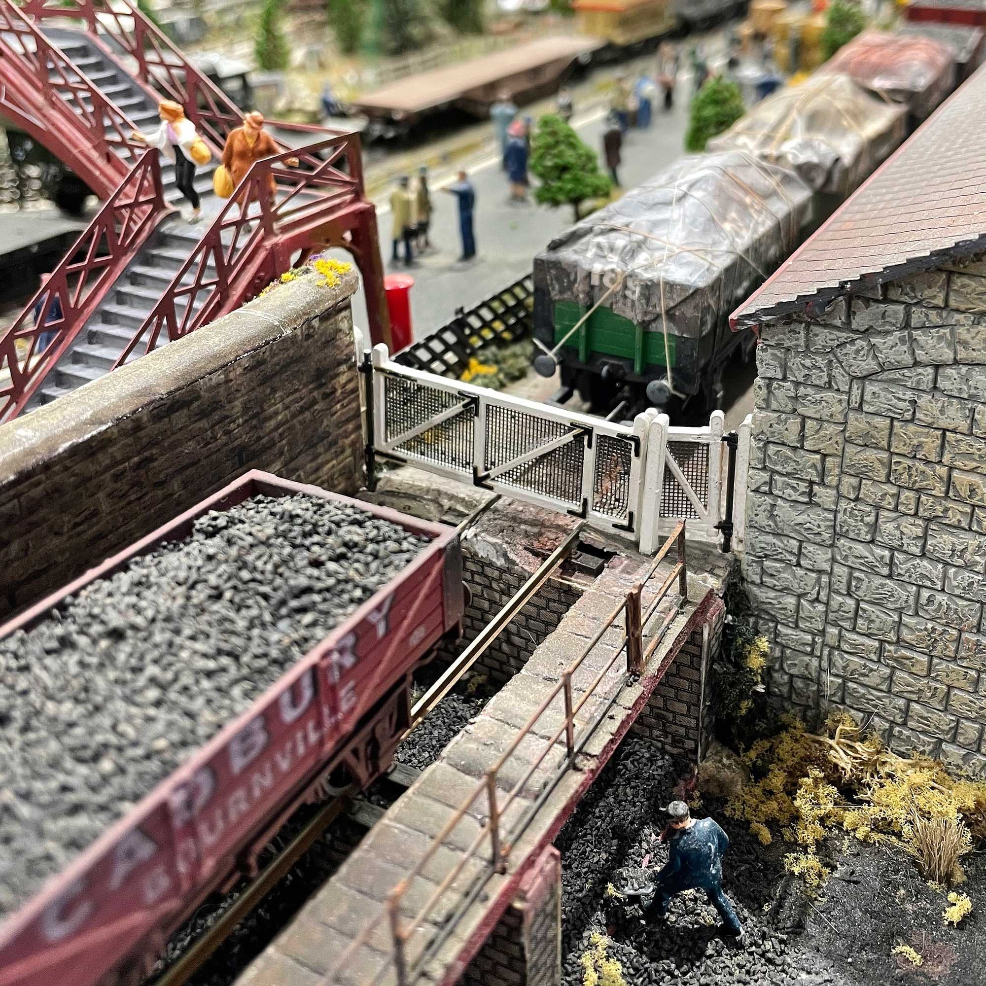 LX484 Crossing/Yard Gates (NYMR/Goathland Style) Model Kit - Image 4