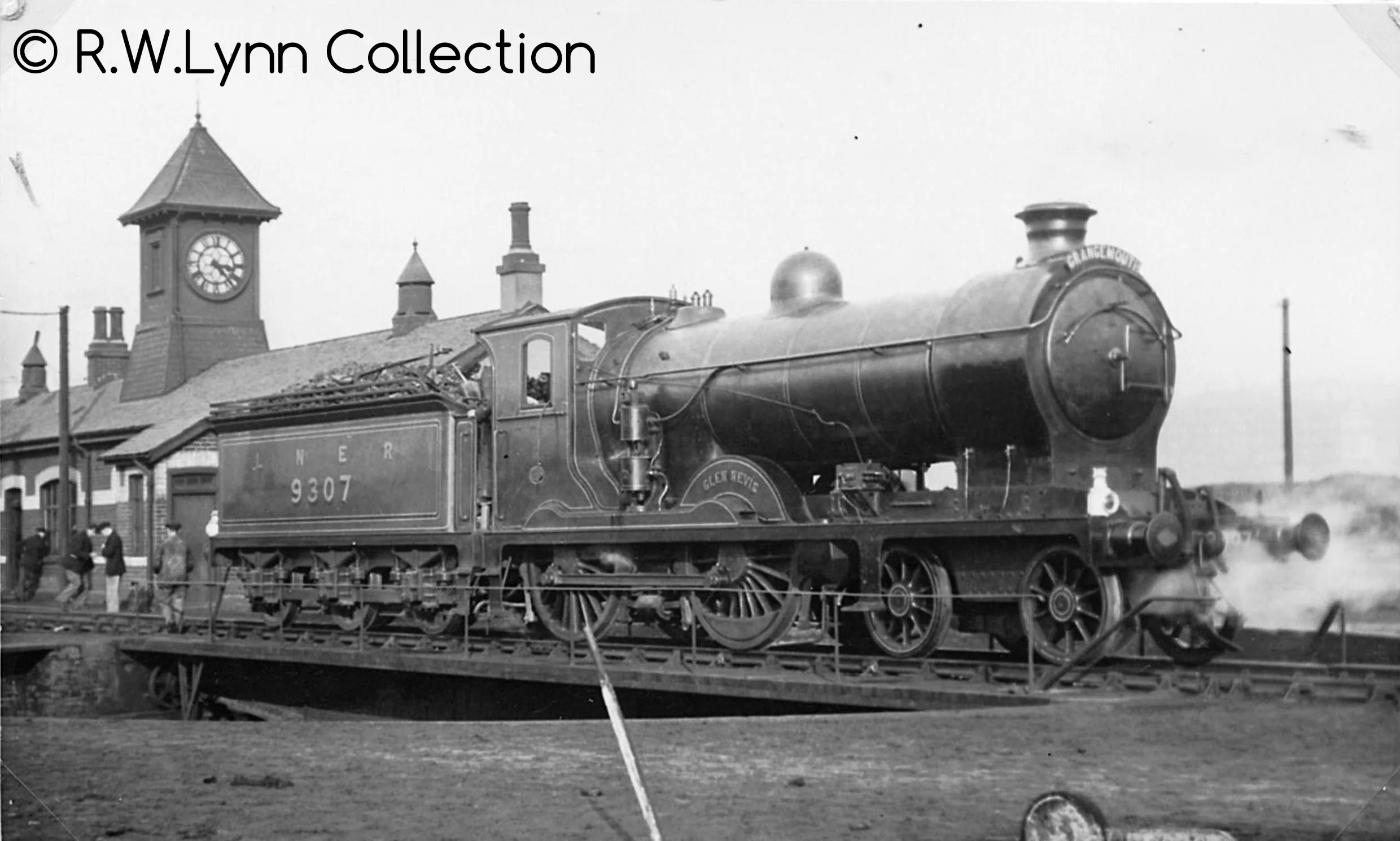 S4103-04 Class D34 ‘Glen’ 4-4-0 9307 “Glen Nevis” LNER Lined Grass Green (1923-1927) Steam Locomotive - Image 9