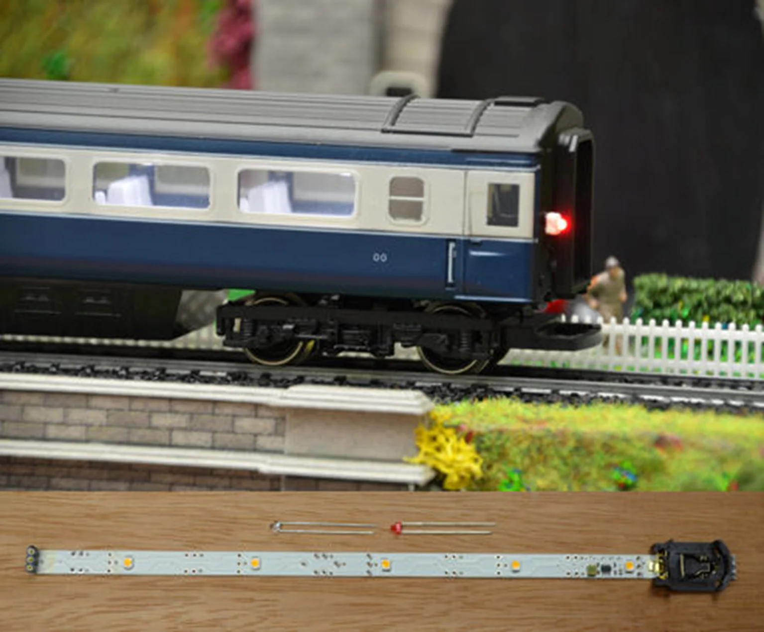 TTCL21 Automatic Coach Lighting - Cool White/Flashing Tail