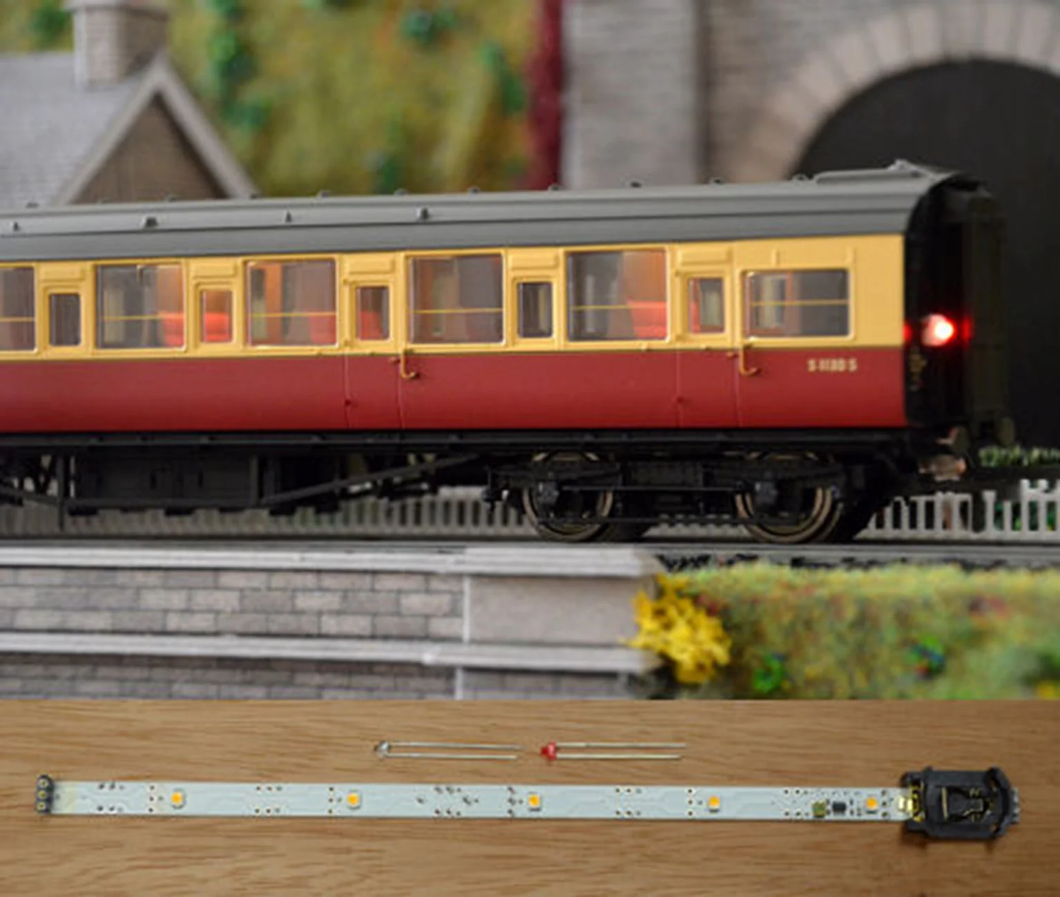 TTCL27 Automatic Coach Lighting - Cool White/Flickering Tail