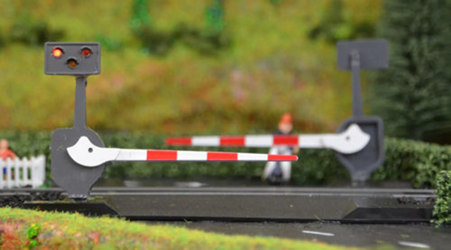 TTLC10 Level Crossing Barrier Set with Light & Sound (OO) Single