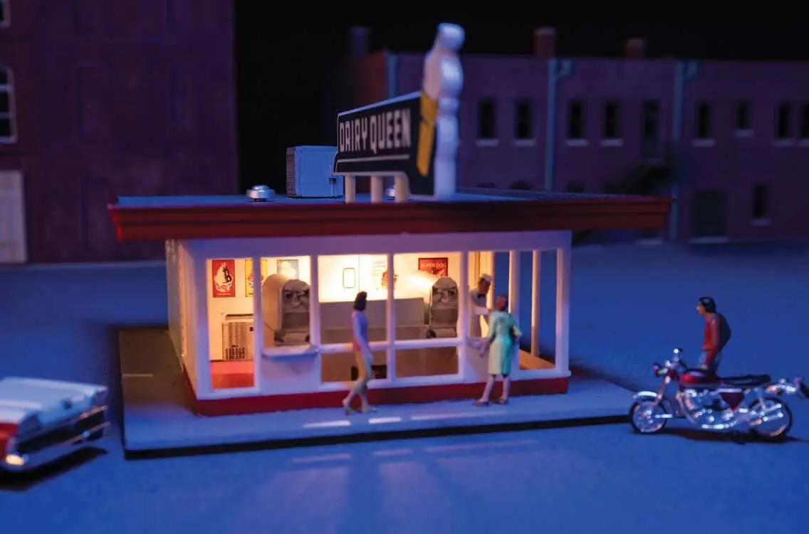 933-4701 Spaces Vintage Dairy Queen Interior Model Kit - Image 2